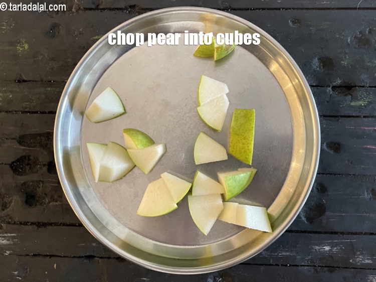 स्टेप 6 – नाशपाती को क्यूब्स में काट लें।