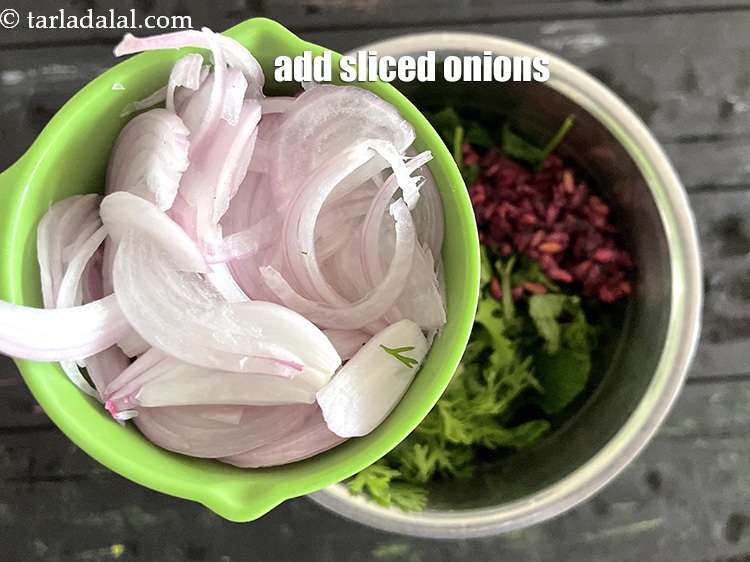 Step 6 – Add&nbsp;<meta charset="UTF-8" />1/2 cup&nbsp;<a href="glossary-sliced-onions-745i">sliced onions</a>.