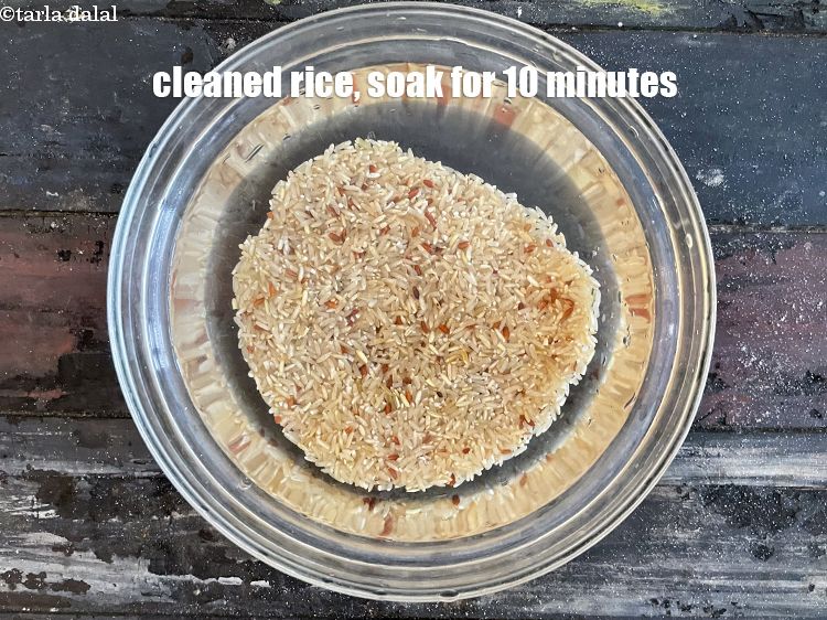 Step 6 – Cleaned rice.&nbsp;Soak the rice for 10 minutes.