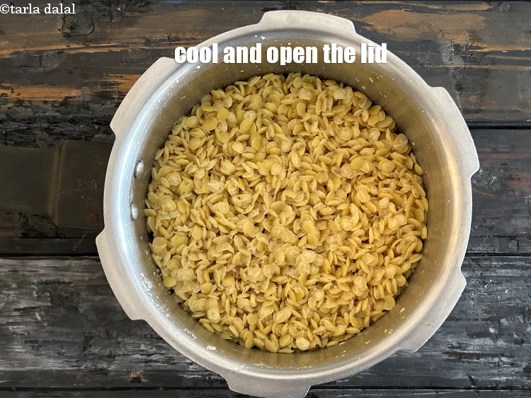 स्टेप 10 – ठंडा करें और ढक्कन खोलें।