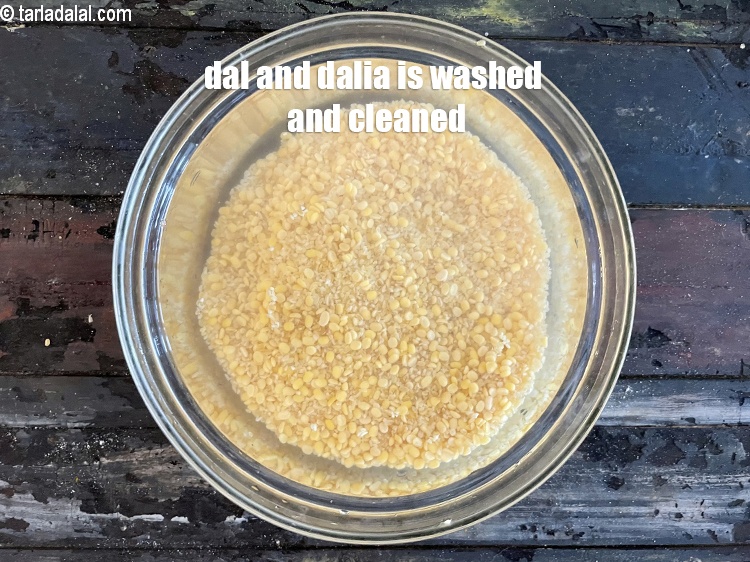 स्टेप 6 – अब दाल और दलिया धोकर तैैयार है।