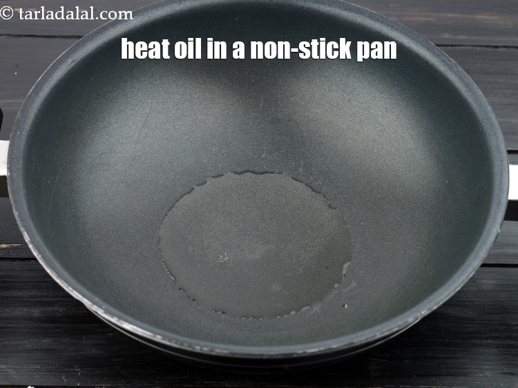 Step 6 – Heat 2&nbsp;tsp&nbsp;<a href="https://www.tarladalal.com/glossary-oil-671i">oil</a>&nbsp; in a non-stick pan.