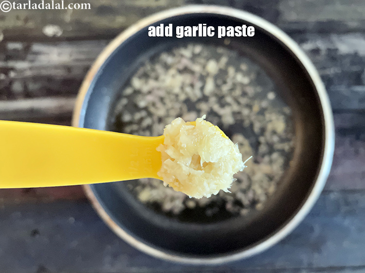Step 6 – Add 1/2 tsp garlic paste.