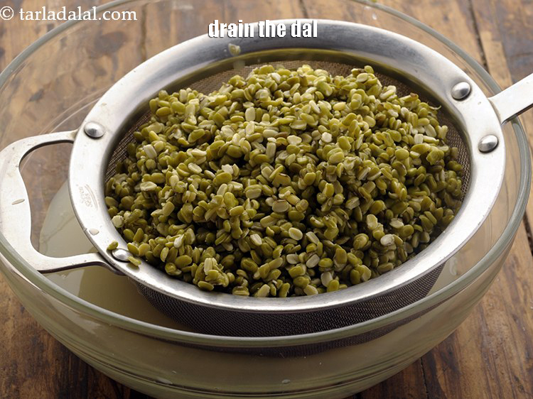 Step 6 – <meta charset="UTF-8" />After 2 hours, drain the dal.&nbsp;<br /> &nbsp;