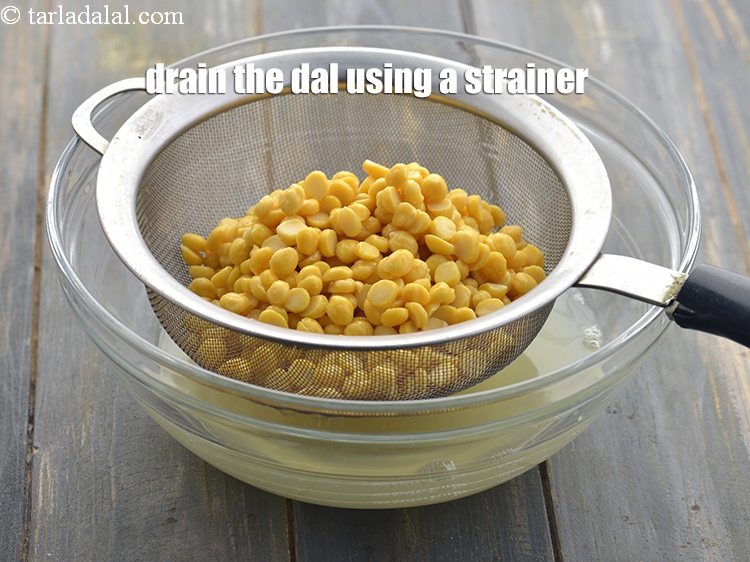 स्टेप 4 – एक छलनी का उपयोग करके दाल को छान लें।