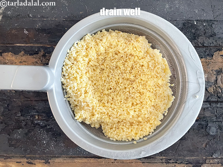 स्टेप 6 – छलनी की मदद से छान लें।