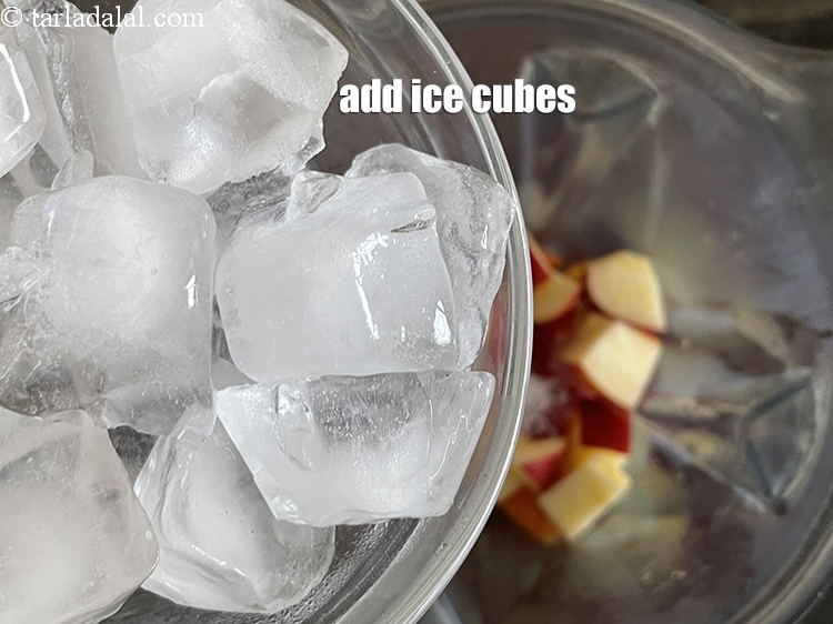 स्टेप 18 – २४&nbsp;<a href=""https://www.tarladalal.com/glossary-ice-cubes-hindi-752i"">बर्फ के टुकड़े</a> डालें। इससे आपकी ड्रिंक ठंडी हो …