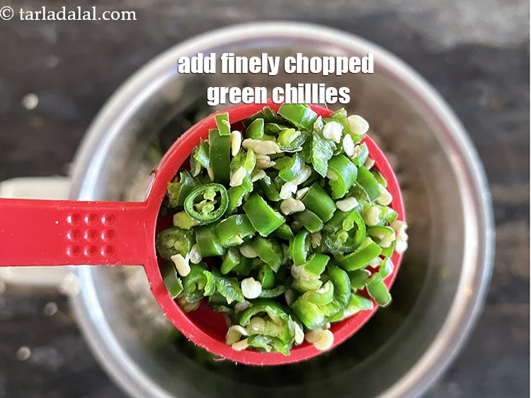 स्टेप 12 – १ टेबल-स्पून&nbsp;बारीक&nbsp;<a href=""https://www.tarladalal.com/glossary-chopped-green-chilli-hindi-820i"">कटी हुई हरी मिर्च</a>&nbsp;डालें।&nbsp;&nbsp;