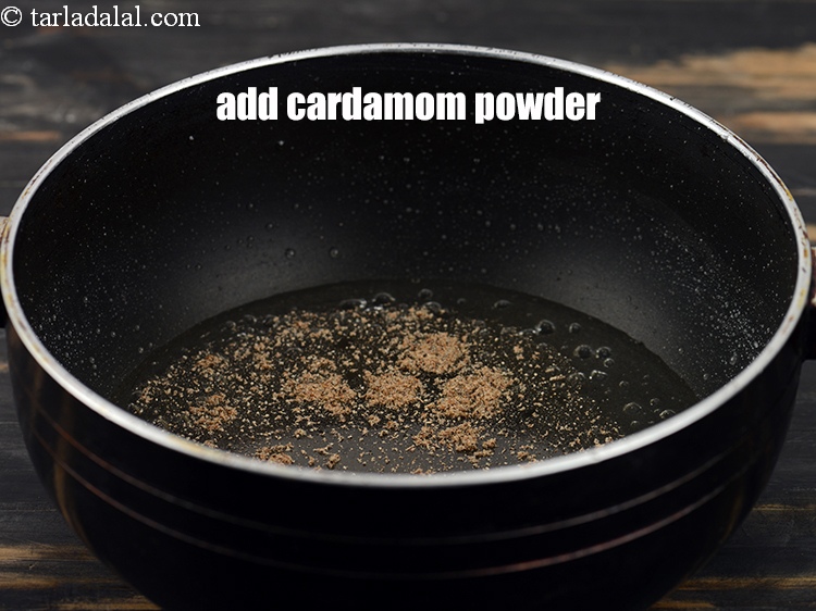 स्टेप 9 – १/२ टी-स्पून&nbsp;<a href=""https://www.tarladalal.com/glossary-cardamom-powder-elaichi-powder-hindi-265i"">इलायची पाउडर</a>&nbsp;डालें।