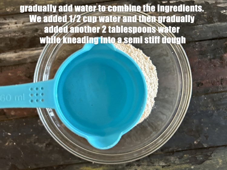 स्टेप 6 – धीरे-धीरे सभी सामग्रियों को मिलाने के लिए पानी डालें।&nbsp;हमने पहले …