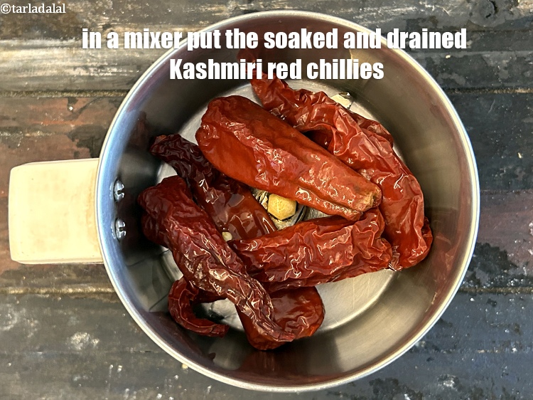 स्टेप 14 – एक मिक्सर में भीगी हुई और छानी हुई&nbsp;&nbsp;साबुत सूखी कश्मीरी …