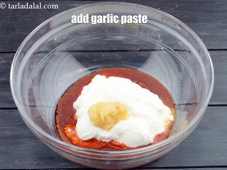 Step 8 – Add 1 tsp&nbsp;<a href="https://www.tarladalal.com/glossary-garlic-paste-lehsun-ki-paste-lahsun-ki-paste-350i">garlic (lehsun) paste</a>.&nbsp;