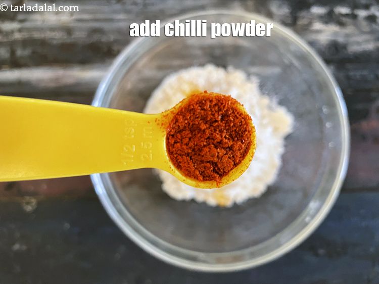 स्टेप 7 – १/२ टी-स्पून&nbsp;<a href=""https://www.tarladalal.com/glossary-chilli-powder-red-chilli-powder-hindi-339i"">मिर्च पाउडर</a>&nbsp;डालें।&nbsp;&nbsp;