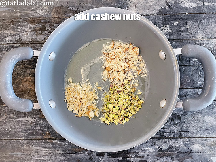 स्टेप 8 – २ टेबल-स्पून कटे हुए काजू डालें।