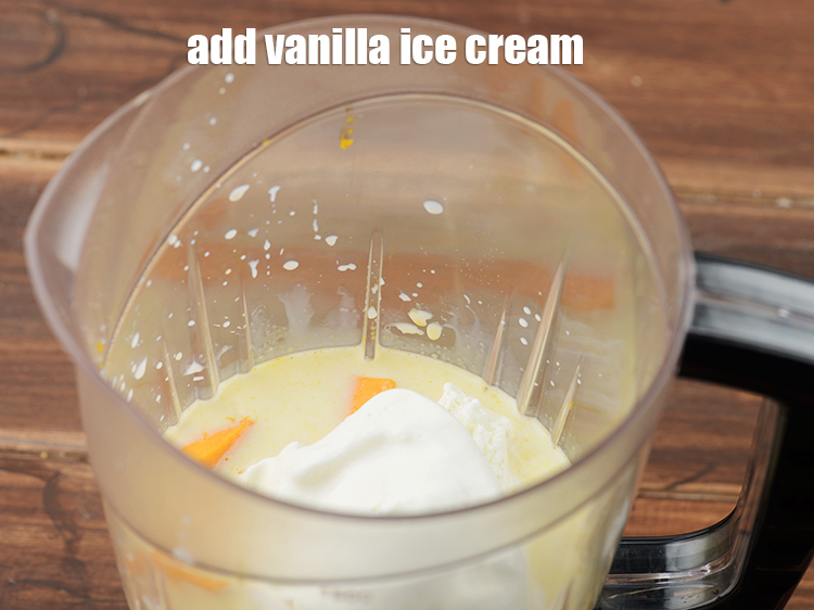 स्टेप 6 – मिक्सर जार में&nbsp;१/२ कप&nbsp;<a href=""https://www.tarladalal.com/glossary-vanilla-ice-cream-hindi-1887i"">वनीला आइसक्रीम</a>&nbsp;डालें।