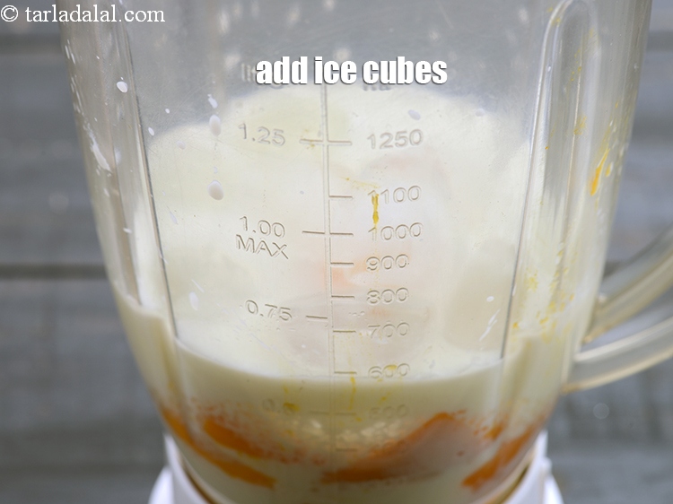 स्टेप 6 – ७ to ८ <a href=""https://www.tarladalal.com/glossary-ice-cubes-hindi-752i"">बर्फ के टुकड़े</a>&nbsp;डालें।