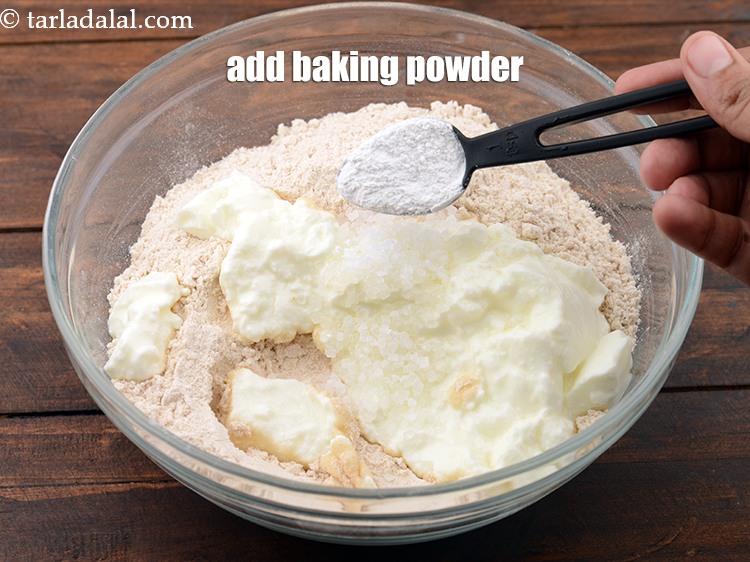 स्टेप 7 – १ टी-स्पून&nbsp;<a href=""https://www.tarladalal.com/glossary-baking-powder-hindi-425i"">बेकिंग पाउडर</a>&nbsp;डालें।&nbsp;&nbsp;