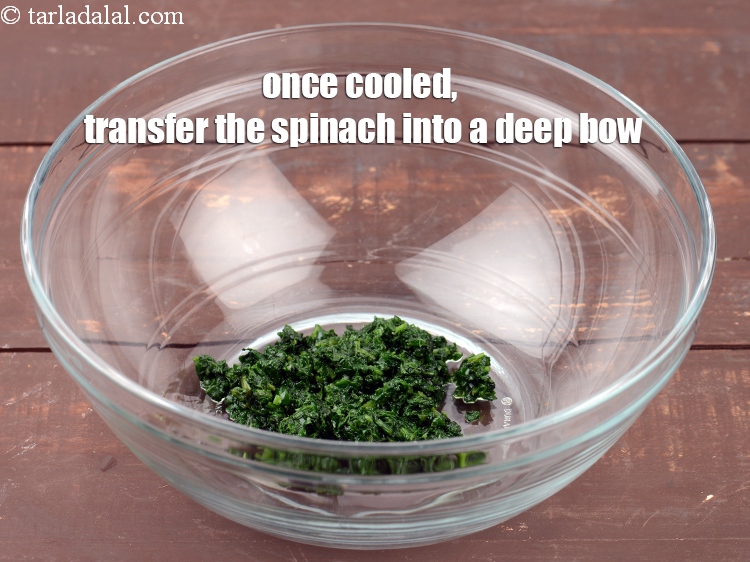 स्टेप 6 – ठंडा होने पर पालक को एक गहरे बाउल में निकाल …
