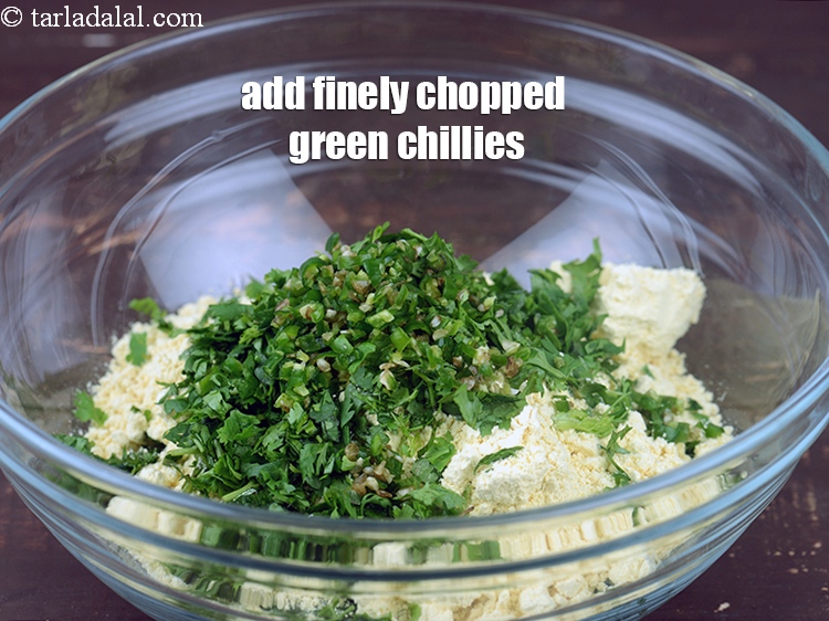 स्टेप 6 – १ १/२ टी-स्पून&nbsp;बारीक&nbsp;<a href=""https://www.tarladalal.com/glossary-chopped-green-chilli-hindi-820i"">कटी हुई हरी मिर्च</a> डालें।