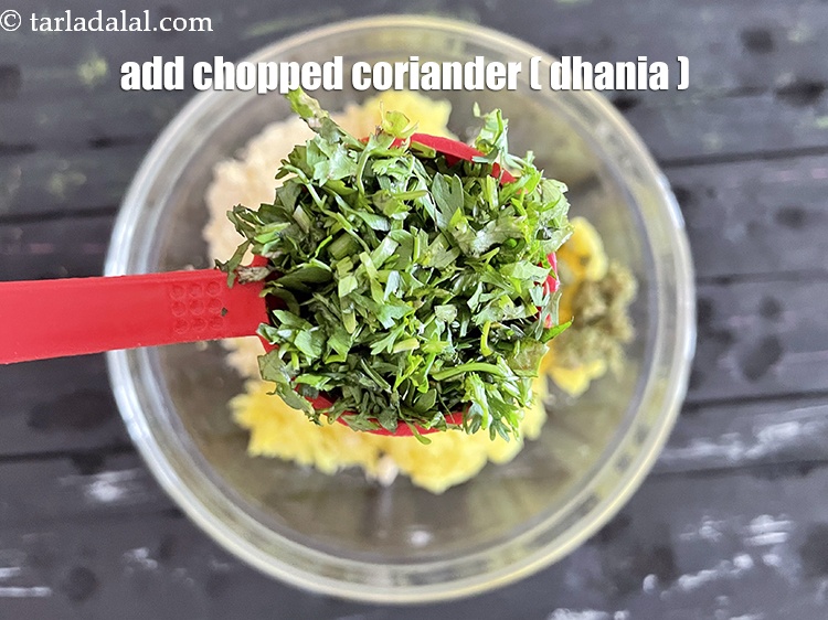 स्टेप 7 – २ टेबल-स्पून&nbsp;बारीक&nbsp;<a href=""https://www.tarladalal.com/glossary-chopped-coriander-hindi-783i"">कटा हरा धनिया</a>&nbsp;डालें&nbsp;।