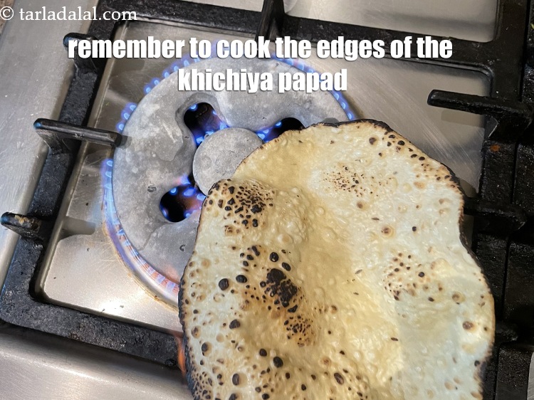 स्टेप 6 – खिचिया पापड़ के किनारों को भी भूनना याद रखें।