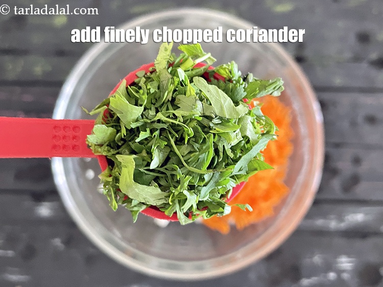 स्टेप 6 – बारीक कटा हरा धनिया डालें।