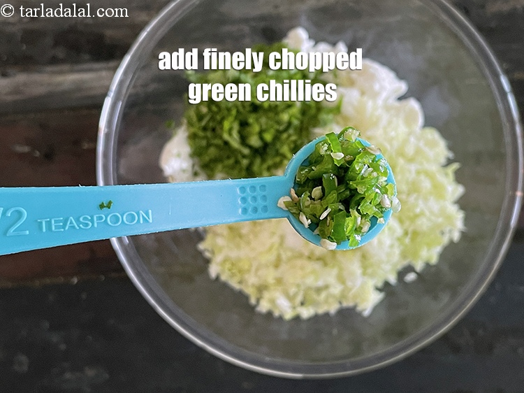 स्टेप 6 – १ १/२ टी-स्पून&nbsp;बारीक&nbsp;<a href=""https://www.tarladalal.com/glossary-chopped-green-chilli-hindi-820i"">कटी हुई हरी मिर्च</a>&nbsp;डालें।&nbsp;&nbsp;
