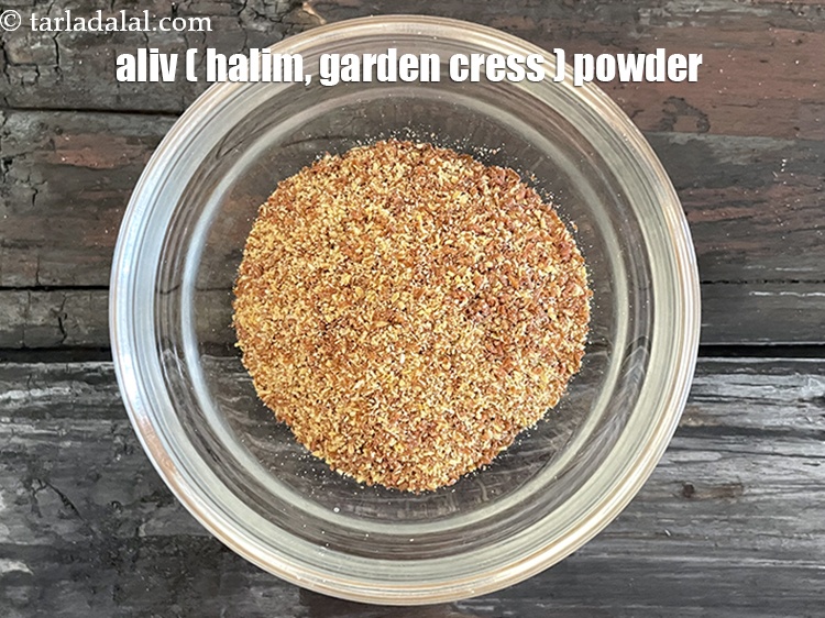 स्टेप 6 – १ १/२ टेबल-स्पून&nbsp;<a href=""https://www.tarladalal.com/glossary-garden-cress-seeds-halim-halim-ke-beej-hindi-409i"">हलीम के बीज</a>&nbsp;का पाउडर&nbsp;मिलेगा।