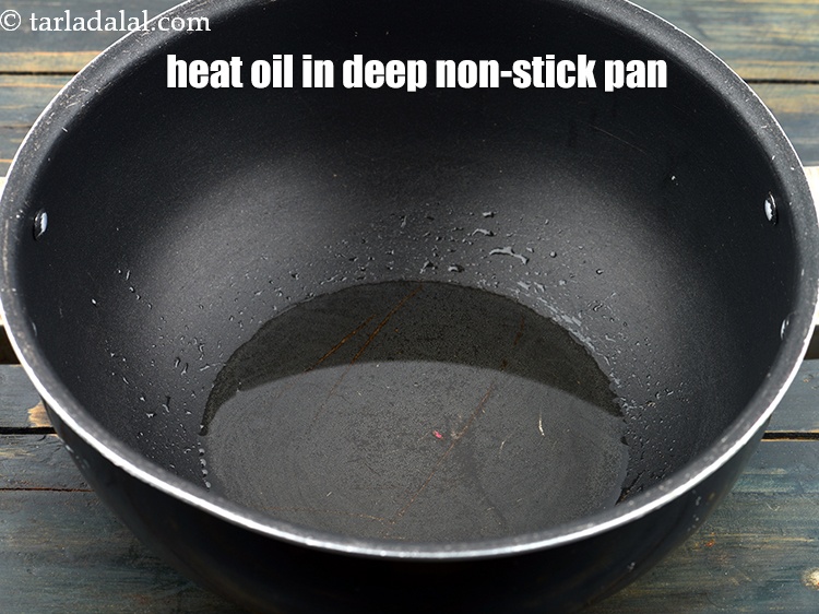 स्टेप 6 – एक गहरे नॉन-स्टिक पैन में २ टेबल-स्पून <a href=""https://www.tarladalal.com/glossary-oil-hindi-671i"">तेल</a> गरम …