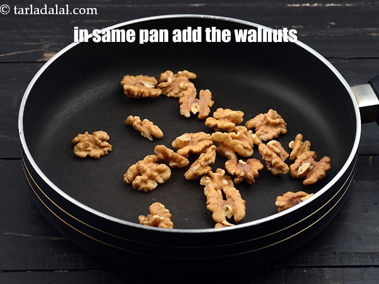 स्टेप 6 – उसी चौड़े नॉन-स्टिक पॅन में, 1/2 कप&nbsp;&nbsp;<a href=""https://www.tarladalal.com/glossary-walnuts-akhrot-hindi-784i"" target=""_blank"">अखरोट&nbsp;</a>डालें ।
