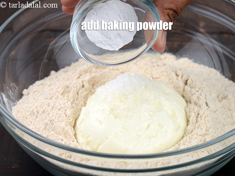 स्टेप 6 – &frac12; छोटा चम्मच बेकिंग पाउडर डालें। यह एक लेवनिंग एजेंट …