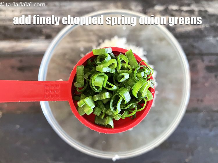 स्टेप 8 – १ १/२ टेबल-स्पून&nbsp;बारीक&nbsp;<a href=""https://www.tarladalal.com/glossary-chopped-spring-onion-greens-hindi-1030i"">कटा हुआ हरा प्याज का साग</a>&nbsp;डालें।