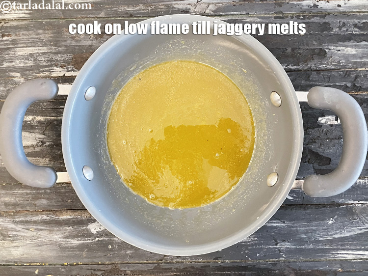 स्टेप 7 – धीमी आंच पर गुड़ घुलने तक पकाएं।