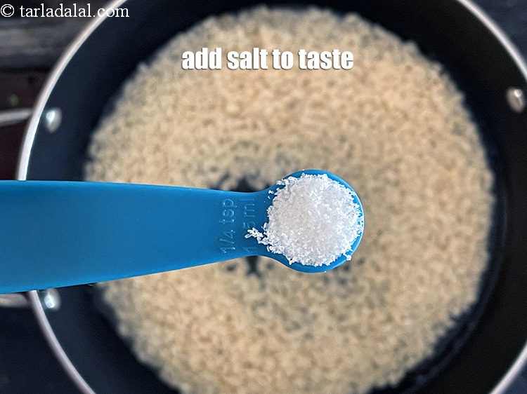 स्टेप 12 – स्वादानुसार नमक डालें।&nbsp;हमने 1/4 छोटी चम्मच नमक डाला है।