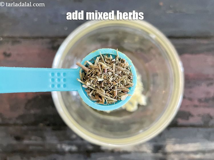 स्टेप 16 – १/२ टी-स्पून&nbsp;<a href=""https://www.tarladalal.com/glossary-dried-mixed-herbs-hindi-466i"">सूखे मिले जुले हर्बस्</a>&nbsp;डालें।