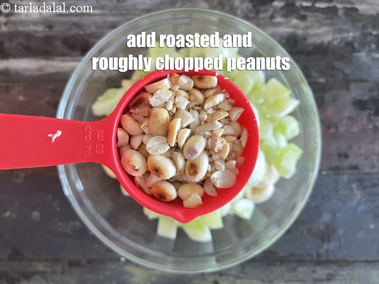 स्टेप 6 – १/४ कप&nbsp;बारीक&nbsp;<a href=""https://www.tarladalal.com/glossary-chopped-raw-peanuts-hindi-848i"">कटी हुई कच्ची मूंगफली</a> डालें। यह सलाद को …