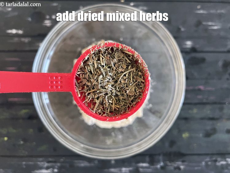 स्टेप 6 – १ टेबल-स्पून&nbsp;<a href=""https://www.tarladalal.com/glossary-dried-mixed-herbs-hindi-466i"">सूखे मिले जूले हर्ब्स्</a>&nbsp;डाले।