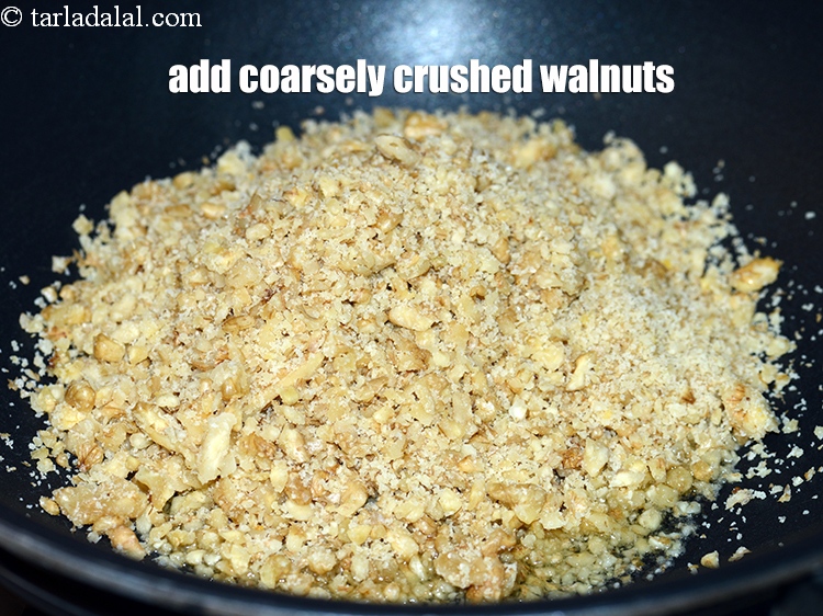 स्टेप 6 – 2&nbsp;कप&nbsp;दरदरे&nbsp;<a href=""https://www.tarladalal.com/glossary-crushed-walnuts-hindi-914i"">क्रश किए हुए अखरोट</a>&nbsp;<span style=""font-size:11pt""><span style=""font-family:Calibri,sans-serif""><span style=""background-color:white""><span style=""font-family:&quot;Nirmala UI&quot;,sans-serif""><span …