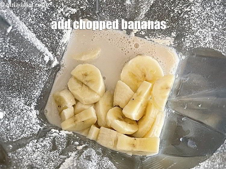 स्टेप 6 – 1 कप ठंडा और&nbsp;&nbsp;<a href=""https://www.tarladalal.com/glossary-banana-kela-hindi-17i"" target=""_blank"">कटा हुआ केला&nbsp;</a>डालें &nbsp;(यह 1 …