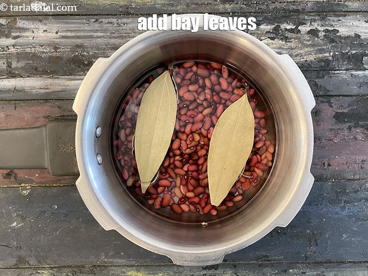 Step 15 – <p>Add 2 bayleaves.</p>