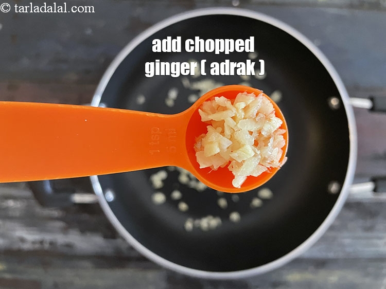 स्टेप 16 – १ टी-स्पून&nbsp;<a href=""https://www.tarladalal.com/glossary-chopped-ginger-hindi-786i"">कटा हुआ अदरक</a>&nbsp;डालें।