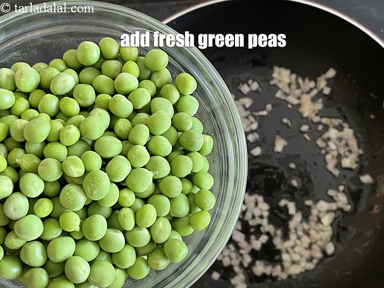 स्टेप 8 – &nbsp;२ कप&nbsp;ताजा&nbsp;<a href=""https://www.tarladalal.com/glossary-green-peas-matar-hare-matar-vatana-hindi-180i"">हरे मटर</a>&nbsp;डालें।