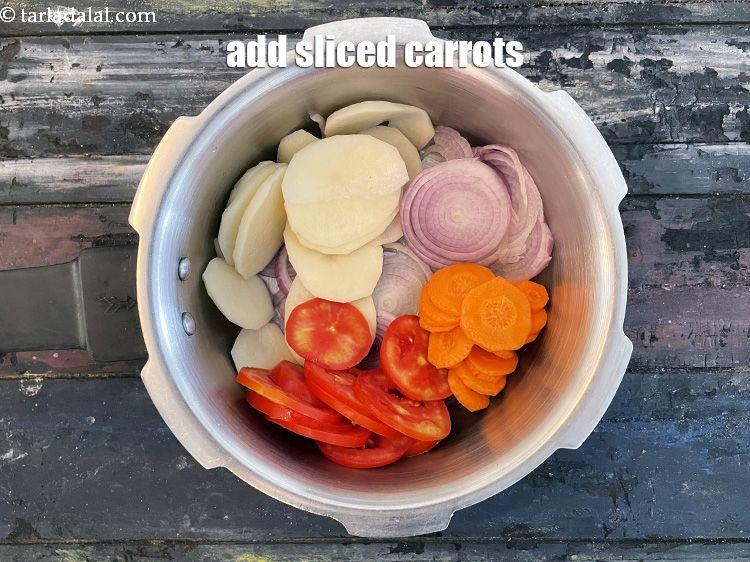 स्टेप 8 – १/४ कप&nbsp;पतले&nbsp;<a href=""https://www.tarladalal.com/glossary-sliced-carrots-hindi-748i"">गाजर के स्लाइस</a>&nbsp;डालें । गाजर में बीटा कैरोटीन …