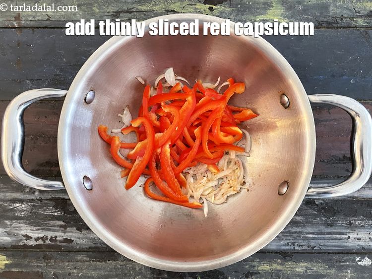 स्टेप 9 – १ कप&nbsp;पतली&nbsp;<a href=""https://www.tarladalal.com/glossary-sliced-red-capsicum-hindi-2176i"">स्लाईस्ड लाल शिमला मिर्च</a>&nbsp;डालें। सुनिश्चित करें कि लाल …