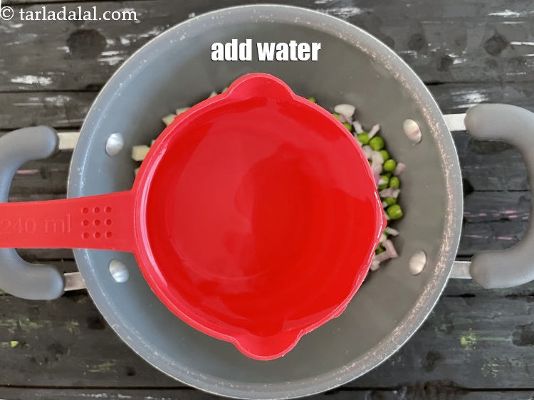 स्टेप 6 – १&nbsp;कप गर्म पानी डालें।