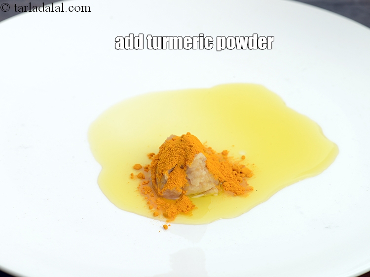 स्टेप 6 – १/२ टी-स्पून&nbsp;<a href=""https://www.tarladalal.com/glossary-turmeric-powder-haldi-hindi-645i"">हल्दी पाउडर</a>&nbsp;डालें ।