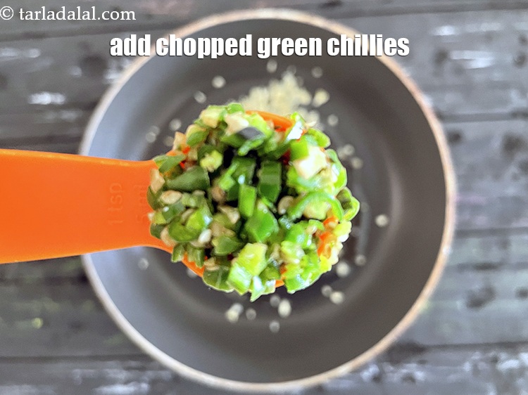 स्टेप 13 – १ टी-स्पून&nbsp;<a href=""https://www.tarladalal.com/glossary-green-chilli-paste-hari-mirch-ki-paste-mirchi-paste-hindi-333i"">हरी मिर्च का पेस्ट</a>&nbsp;<strong>या कटी हुई हरी मिर्च</strong>&nbsp;डालें।