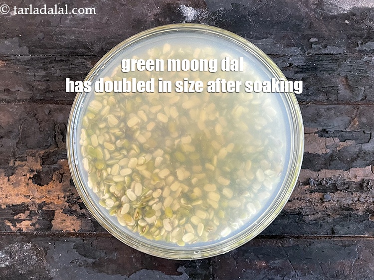 स्टेप 6 – भिगोने के बाद दाल का आकार लगभग दोगुना हो गया …