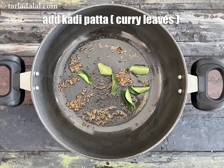 स्टेप 21 – ५ से ६&nbsp;<a href=""https://www.tarladalal.com/glossary-curry-leaves-kadi-patta-kadipatta-hindi-388i"">कड़ी पत्ता</a>&nbsp;डालें।&nbsp;