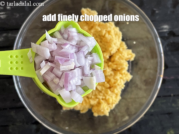 स्टेप 11 – १/४ कप&nbsp;<a href=""https://www.tarladalal.com/glossary-chopped-onions-hindi-722i"">बारीक कटा हुआ प्याज़</a>&nbsp;<span style=""font-size:11pt""><span style=""font-family:Calibri,sans-serif""><span style=""background-color:white""><span style=""font-family:&quot;Nirmala …